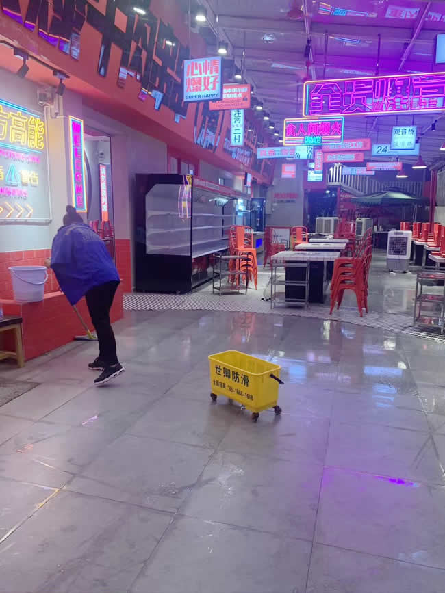 重庆市江北区火爆牛肉串串餐厅防滑处理